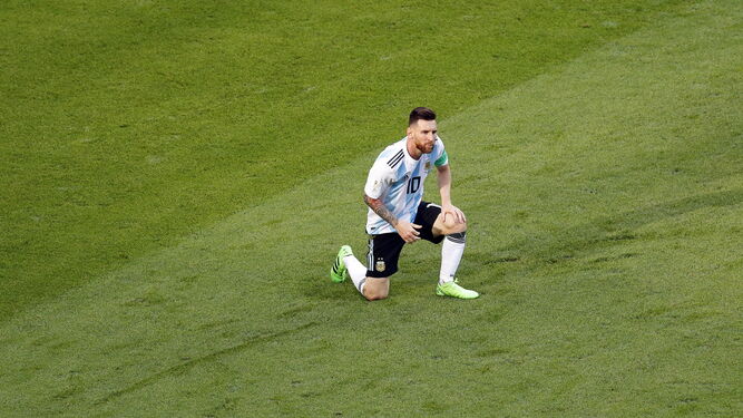 Leo Messi, solo y rodilla en tierra.