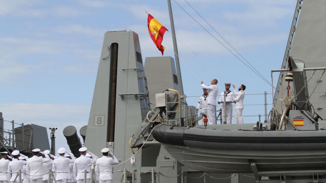 Entrega de la bandera de combate a la fragata Cristobal Col&oacute;n
