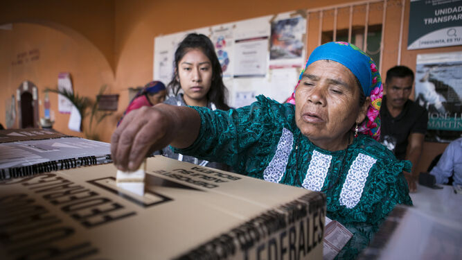 Una mujer ejerce su derecho al voto en la localidad mexicana de Puebla, en la región de Oaxaca.