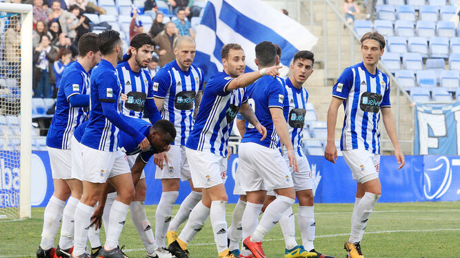 Los jugadores del Decano celebran un gol en el encuentro contra el Écija de la pasada temporada.