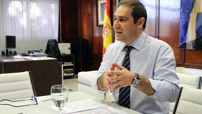 José Luis Ramos, en su despacho de la Autoridad Portuaria de Huelva.