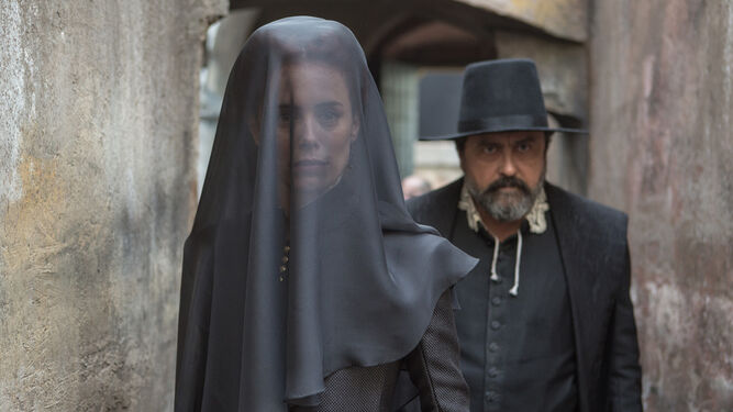 Patricia López Arnaiz y Paco Tous, en una escena de 'La peste'.
