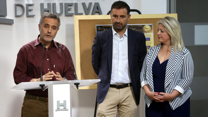 Lourdes Garrido, Gustavo Cuéllar y Miguel Ollero ayer en la presentación de Luna de Verano.