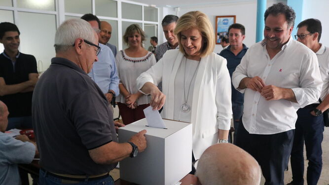 La ex ministra de Empleo, Fátima Báñez, vota en San Juan del Puerto acompañada por Juan Carlos Duarte.