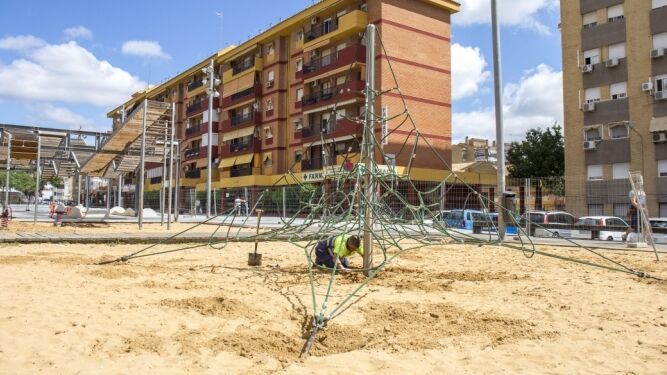 Obras de remodelación del parque infantil de la Avenida de Galaroza
