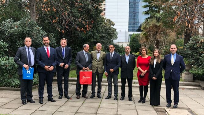 La delegación de empresarios onubenses con el embajador chileno.