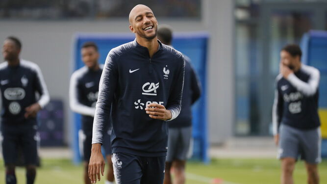 N’Zonzi sonríe durante el entrenamiento de ayer con Francia.