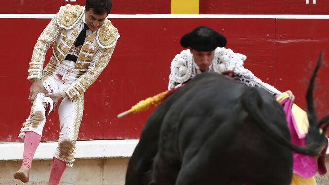Paco Ureña, tras recibir una cornada del cuarto toro en la pierna derecha, comienza a sangrar.