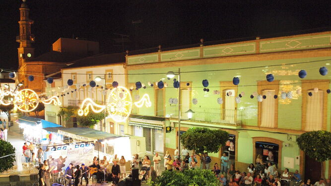 Una de las actuaciones musicales en una anterior edición de la Fiesta de la Villa, en Nerva.
