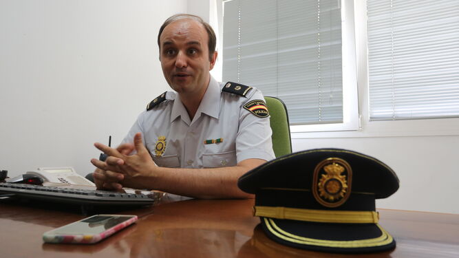 El inspector jefe Martín, durante la entrevista en su despacho.