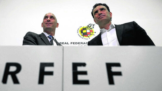 Luis Rubiales, presidente de la RFEF, posa con José Francisco Molina en la presentación de éste como director deportivo de la Federación.