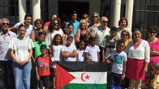Distintos momentos de la recepción de los niños saharauis en el Ayuntamiento de Almonte.