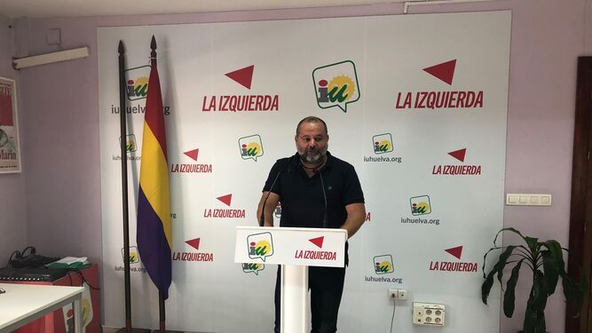 Rafael Sánchez Rufo, ayer en la sede de Izquierda Unida en Huelva.