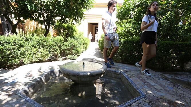 El mal estado de conservación de la fuente del Jardín del Príncipe del Alcázar.