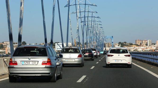 Tráfico intenso en el Puente del Odiel el pasado fin de semana.