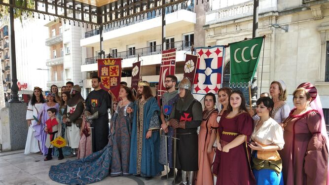 La comitiva de Zalamea la Real presenta sus festejos medievales en la céntrica plaza de las Monjas de la capital onubense.