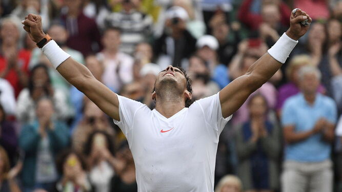 Rafael Nadal celebra el triunfo ante Juan Martín del Potro en los cuartos de final de Wimbledon.