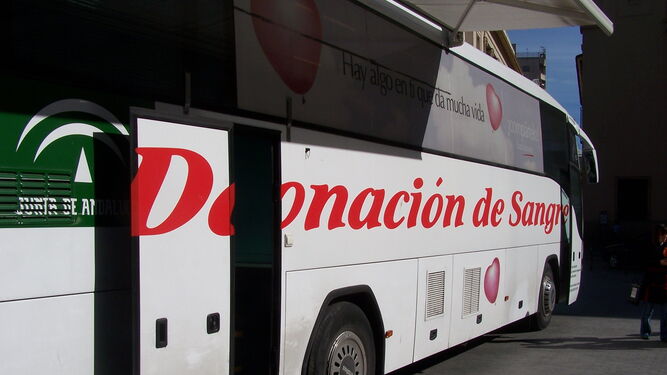 El autobús de las donaciones del Centro de Transfusión de Huelva.