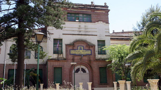Fachada del edificio del antiguo Colegio de Ferroviarios.