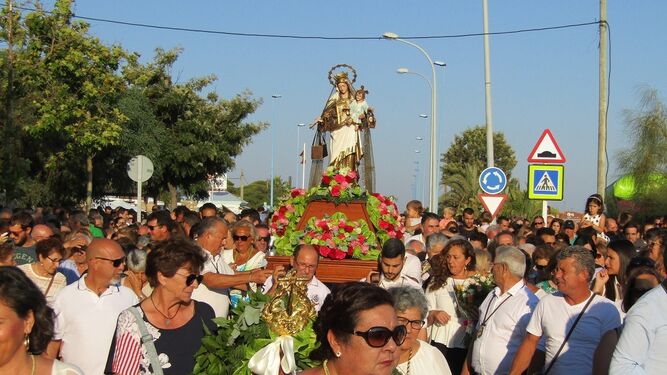 La Virgen del Carmen acompañada por numerosos fieles en Mazagón.