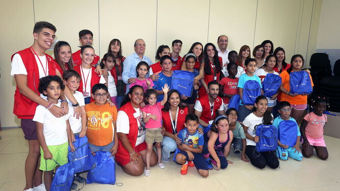 Alicia Nacirso, Juan José Blanco y Marcos Martín, ayer, junto a los niños del campamento y los voluntarios de Cruz Roja.