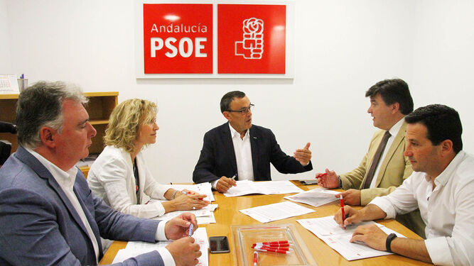 Francisco Romero, Manuela Parralo, Ignacio Caraballo, Gabriel Cruz y Ezequiel Ruiz en la reunión mantenida ayer en la sede socialista.