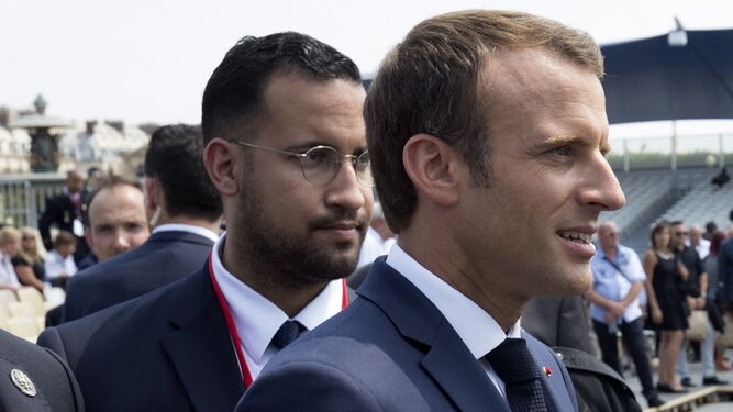 Emmanuel Macron camina delante de su asesor Alexandre Benalla, el pasado 14 de julio .