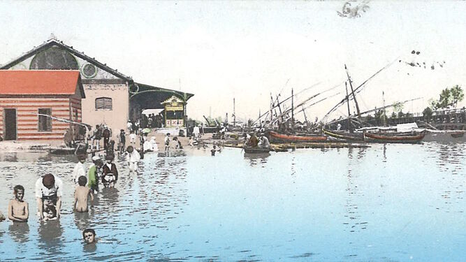 Un grupo de niños se bañan desnudos en el estero del Dique de la Pescadería, que corría paralelo al muelle de la Compañía de Río Tinto.