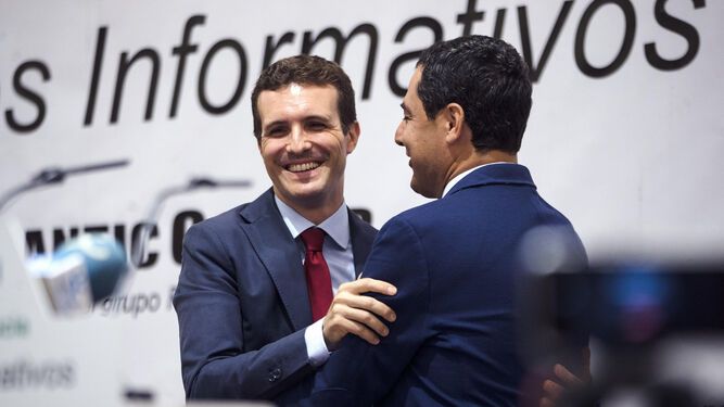 Pablo Casado abraza a Juanma Moreno en un acto celebrado en Málaga en junio