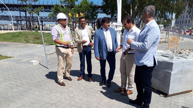 El presidente de la Autoridad Portuaria junto con el alcalde en la visita a las obras del Muelle del Tinto