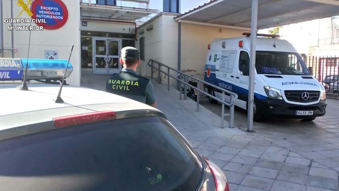 La Guardia Civil acompañó a la ambulancia hasta el centro sanitario