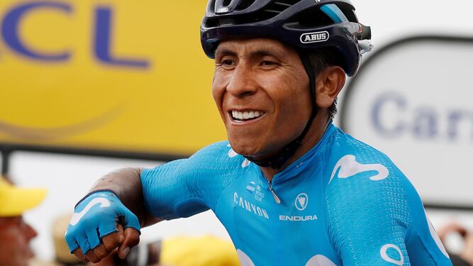 Nairo Quintana celebra su victoria apretando el puño.
