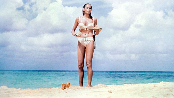 Ursula Andress dio vida al primer look playero de chica Bond en 'Agente 007 contra el Dr. No' (1962).