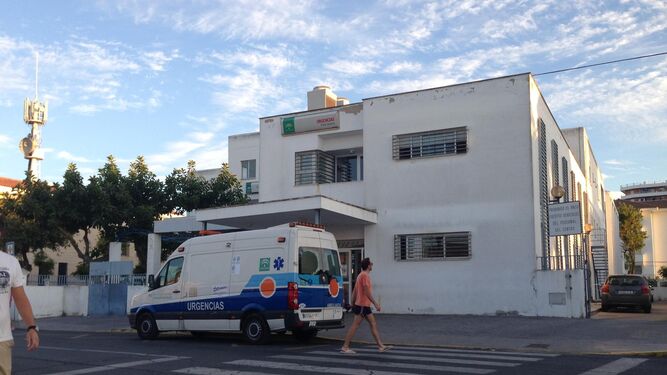 Ambulancia junto al centro de salud de Punta Umbría.
