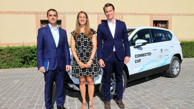 Álvaro Sánchez, director de la cuenta de Telefónica España en Nokia; Mercedes Fernández, gerente de Innovación de Telefónica España; y Fabian Simmer, Digital Officer de SEAT.