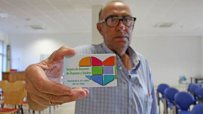 Félix Prada, mostrando un carné de donante.