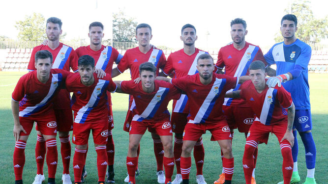 Formación inicial que presentó ayer el Recreativo en el Nuevo Luis Rodríguez Salvador de Cartaya; a la derecha, David Segura es felicitado tras anotar el primer gol.