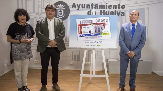 Elena Tobar, Gabriel Cruz y Nicolás Vargas, durante la presentación del cupón de la ONCE dedicado al Gran Teatro.