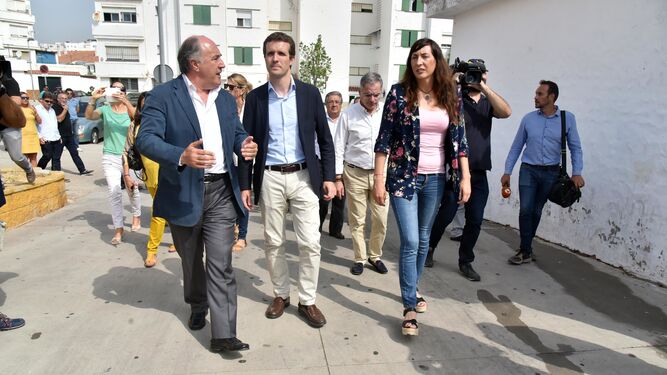 Pablo Casado, con el alcalde de Algeciras en el barrio de El Saladillo.