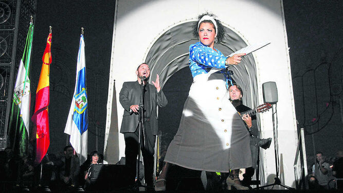 Jeromo Segura destacó con su arte en la bienvenida a las fiestas onubenses acompañado al baile por Rocío Fernández.