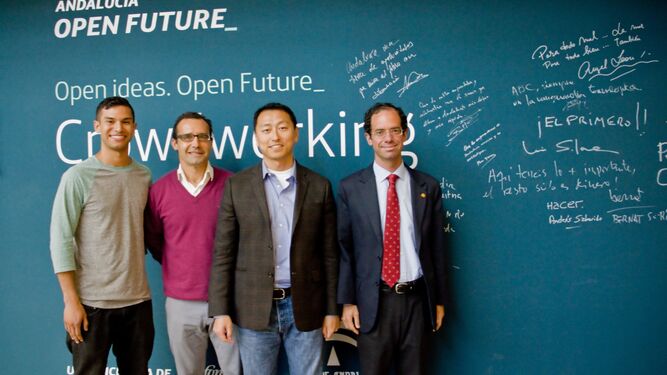 Ken Singer (segundo por la derecha), director ejecutivo del Centro de Emprendimiento y Tecnología de la Universidad de Berkeley, visitó las instalaciones de El Cubo en Sevilla.