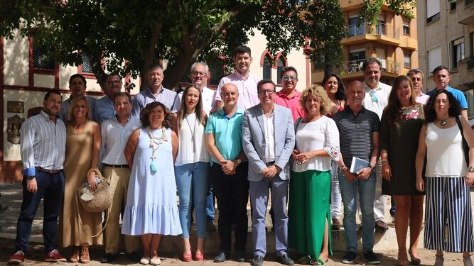 Foto de familia de los populares tras la reunión de los consejos de dirección y de alcaldes mantenida ayer.