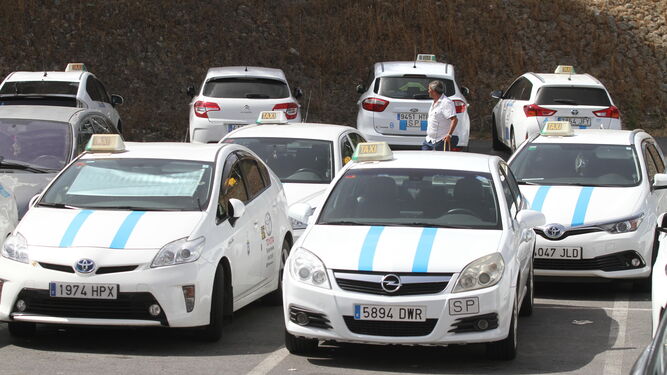 Taxis aparcados ayer junto al centro social de Los Desniveles, en el barrio de La Orden.