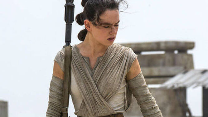 Los mo&ntilde;itos de Rey (Daisy Ridley) en 'Star Wars: Episodio VII - El despertar de la Fuerza' (2015).