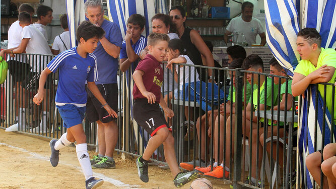 Algunos de los niños que participan en el VII Trofeo Colombino 3x3 de Fútbol Calle juegan ayer en el recinto colombino.