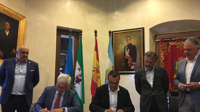Una imagen de la firma del acuerdo entre Jiménez Barrios y Caraballo.