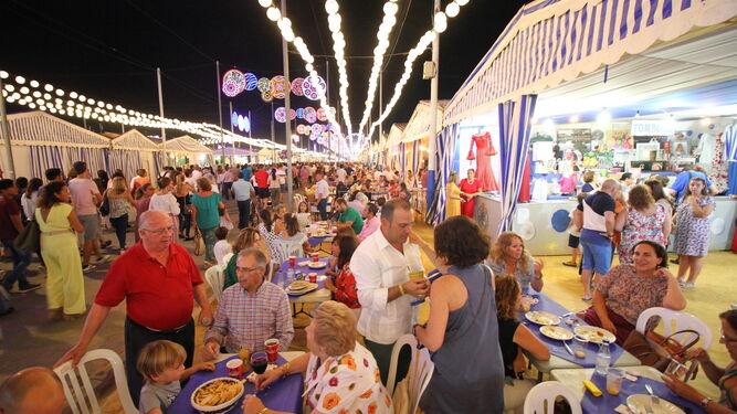 Gran ambiente festivo, todas las noches, en la caseta de la Hermandad del Rocío de Huelva, que ocupa varios módulos.