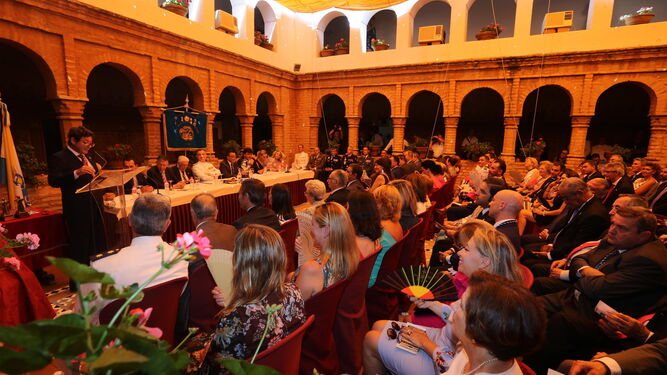 Un momento de la sesión extraordinaria de la Real Sociedad Colombina Onubense, que se celebró ayer en el claustro mudéjar del Monasterio de La Rábida.