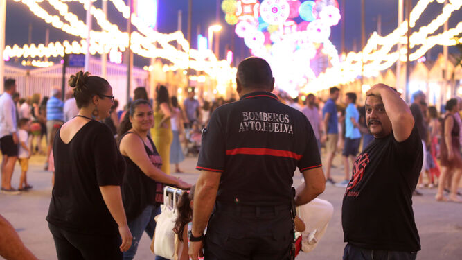Las fuerzas de seguridad y protección civil tienen encomendada una importante labor a diario para que las fiestas discurran con normalidad.