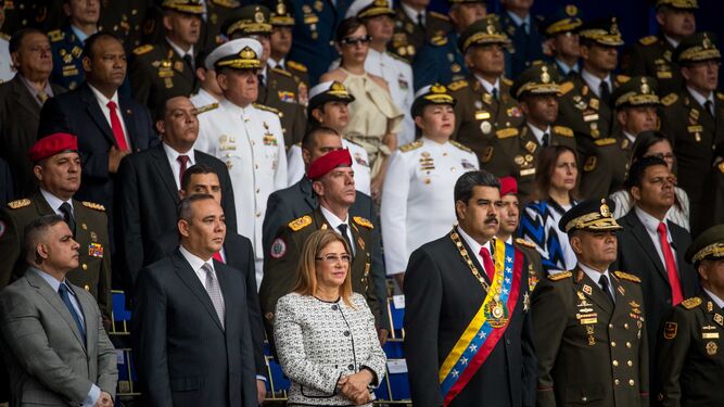 Nicolás Maduro, su esposa y altos cargos del régimen chavista, en el acto poco antes de las explosiones.
